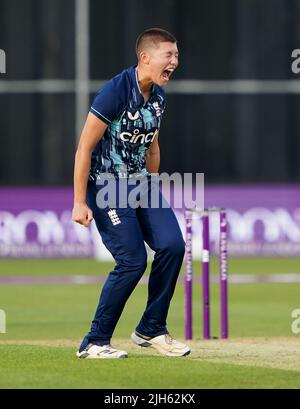 Issy Wong, en Angleterre, célèbre après avoir pris le cricket de Chloe Tryon en Afrique du Sud lors du deuxième match international d'une journée au County Ground, Bristol. Date de la photo: Vendredi 15 juillet 2022. Banque D'Images