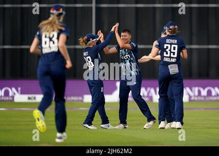 Issy Wong, en Angleterre, célèbre après avoir pris le cricket de Chloe Tryon en Afrique du Sud lors du deuxième match international d'une journée au County Ground, Bristol. Date de la photo: Vendredi 15 juillet 2022. Banque D'Images