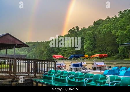 Double arc-en-ciel au-dessus du lac Trahlyta au parc national de Vogel, une belle retraite nichée dans les Blue Ridge Mountains de Géorgie, près de la piste Appalachian. (ÉTATS-UNIS) Banque D'Images