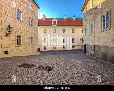 Rues étroites, escaliers et palais merveilleux du château de Prague. Une vue unique sans une foule de touristes sur un merveilleux matin de printemps. Château de Prague Banque D'Images