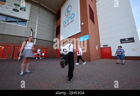 Southampton, Royaume-Uni, 15th juillet 2022. Les fans arrivent avant le match de l'UEFA Women's European Championship 2022 au stade St Mary's, à Southampton. Le crédit photo devrait se lire: David Klein / Sportimage crédit: Sportimage / Alay Live News Banque D'Images