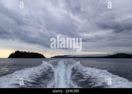 Un moteur hors-bord se réveille d'un bateau de croisière sur la mer dans un paysage marin avec l'horizon au-dessus de l'eau lors d'une journée nuageux à l'île de Langara située à Hai Banque D'Images