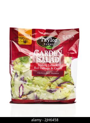 IRVINE, CALIFORNIE - 15 juillet 2022 : un sac de salade Taylor Farms Garden. Banque D'Images