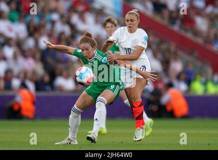 Marissa Callaghan (à gauche), en Irlande du Nord, et Georgia Stanway, en Angleterre, se battent pour le ballon lors du match de l'UEFA Women's Euro 2022 Group A au stade St Mary's, à Southampton. Date de la photo: Vendredi 15 juillet 2022. Banque D'Images