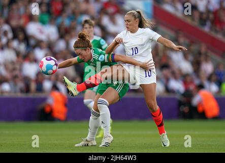 Marissa Callaghan (à gauche), en Irlande du Nord, et Georgia Stanway, en Angleterre, se battent pour le ballon lors du match de l'UEFA Women's Euro 2022 Group A au stade St Mary's, à Southampton. Date de la photo: Vendredi 15 juillet 2022. Banque D'Images