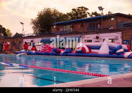 Piscine en plein air de Hampton lors d'une soirée chaude et ensoleillée avec coucher de soleil. Londres, Royaume-Uni. (131) Banque D'Images