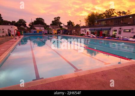 Piscine en plein air de Hampton lors d'une soirée chaude et ensoleillée avec coucher de soleil. Londres, Royaume-Uni. (131) Banque D'Images