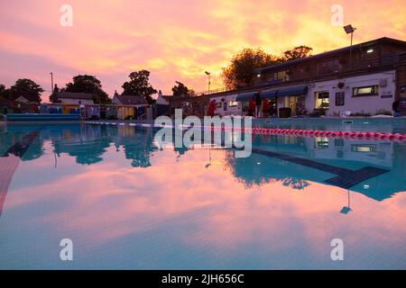 Piscine en plein air de Hampton lors d'une soirée chaude et ensoleillée avec coucher de soleil. Londres, Royaume-Uni. (131) Banque D'Images