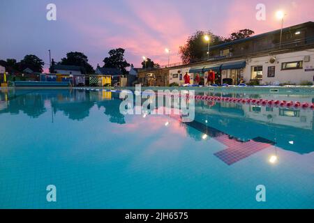 Piscine en plein air de Hampton lors d'une soirée chaude et ensoleillée avec coucher de soleil. Londres, Royaume-Uni. (131) Banque D'Images