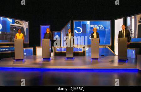 Londres, Angleterre, Royaume-Uni. 15th juillet 2022. Les candidats à la direction du Parti conservateur (de gauche à droite) KEMI BADENOCH, PENNY MORDAUNT, RISHI SUNAK, LIZ TRUSS et TOM TUGENDHAT sont vus dans les studios BT avant le premier débat télévisé dans la course à la direction du Parti conservateur. (Credit image: © Tayfun Salci/ZUMA Press Wire) Credit: ZUMA Press, Inc./Alay Live News Banque D'Images