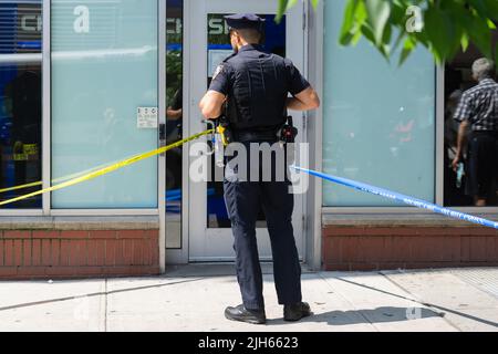 New York, États-Unis. 15th juillet 2022. La police enquête sur les lieux où un agent de sécurité de Chase Bank a été poignardé dans le quartier Upper Eastside de Manhattan, à New York, dans l'État de New York, sur 15 juillet 2022. Le garde de sécurité a été poignardé dans le cou après qu'il ait tenté d'escorter un client insatisfait est devenu furieux lors d'un litige sur le service de la banque. Le garde de sécurité a été transporté d'urgence à l'hôpital Cornell dans un état critique. (Photo de Steve Sanchez/Sipa USA) crédit: SIPA USA/Alay Live News Banque D'Images