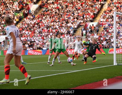 Southampton, Royaume-Uni. 15th juillet 2022. 15th juillet 2022, Saint Mary's Stadium, Southampton, Hampshire, Angleterre: Tournoi de football international européen féminin; Irlande du Nord contre l'Angleterre; Jacqueline Burns, d'Irlande du Nord, sauve le coup de Georgia Stanway of England Credit: Action plus Sports Images/Alay Live News Banque D'Images