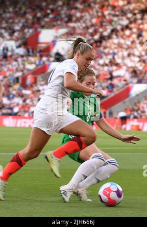 Southampton, Royaume-Uni. 15th juillet 2022. 15th juillet 2022, Saint Mary's Stadium, Southampton, Hampshire, Angleterre: Tournoi de football international européen féminin; Irlande du Nord contre l'Angleterre; la Géorgie Stanway of England fait le tour de Marissa Callaghan of Northern Ireland Credit: Action plus Sports Images/Alay Live News Banque D'Images