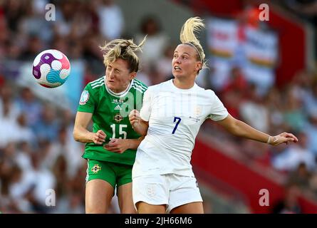 Southampton, Royaume-Uni, 15th juillet 2022. Rebecca Holloway, d'Irlande du Nord, défie Beth Mead, d'Angleterre, lors du championnat d'Europe des femmes de l'UEFA 2022 au stade St Mary's, à Southampton. Le crédit photo devrait se lire: David Klein / Sportimage crédit: Sportimage / Alay Live News Banque D'Images