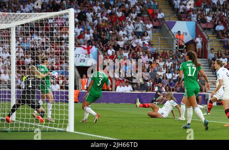 Southampton, Royaume-Uni, 15th juillet 2022. Rebecca Holloway, d'Irlande du Nord, bloque une chance de la Géorgie Stanway, d'Angleterre, lors du match de l'UEFA Women's European Championship 2022 au stade St Mary's, à Southampton. Le crédit photo devrait se lire: David Klein / Sportimage crédit: Sportimage / Alay Live News Banque D'Images