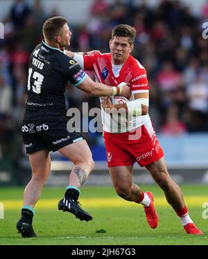 St Helens' Louie McCarthy-Scarsbrook (à droite) est affronté par Luke Yates de Huddersfield Giants lors du match de la Super League de Betfred au stade totalement Wicked, St Helens. Date de la photo: Vendredi 15 juillet 2022. Banque D'Images