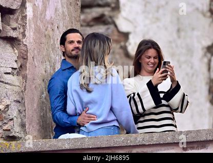 Le Prince Carl Philip et la Princesse Sofia avec des amis lors d'un concert avec Molly Sandén aux ruines du château de Borgholm, Oland, Suède 15 juillet 2022Poto : Mikael Fritzon / TT / Kod 62360 Banque D'Images