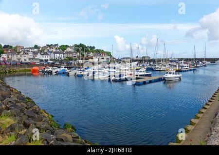 Vue sur le port / Marina à Ballycastle, comté d'Antrim en Irlande du Nord Banque D'Images