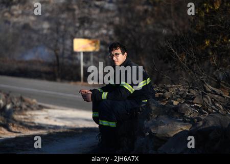 Les pompiers surveillent encore la situation après le grand incendie qui a éclaté il y a deux jours à Rassina , en Croatie, sur 15 juillet 2022.trois incendies en Dalmatie ont éclaté mercredi 13 juillet 2022 - deux dans le comté de Sibenik-Knin et un dans le comté de Zadar. De nombreuses sections locales ont été évacuées et plus de 300 pompiers et 50 membres de l'armée ont déclenché un incendie de forêt avec le soutien de trois avions de lutte contre les incendies de Canadair et de deux tracteurs aériens. La situation est plus calme aujourd'hui et l'incendie ne se répand plus hors de contrôle. Crédit : Agence photo et vidéo Pixsell/Alamy Live News Banque D'Images