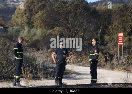 Les pompiers surveillent encore la situation après le grand incendie qui a éclaté il y a deux jours à Rassina , en Croatie, sur 15 juillet 2022.trois incendies en Dalmatie ont éclaté mercredi 13 juillet 2022 - deux dans le comté de Sibenik-Knin et un dans le comté de Zadar. De nombreuses sections locales ont été évacuées et plus de 300 pompiers et 50 membres de l'armée ont déclenché un incendie de forêt avec le soutien de trois avions de lutte contre les incendies de Canadair et de deux tracteurs aériens. La situation est plus calme aujourd'hui et l'incendie ne se répand plus hors de contrôle. Crédit : Agence photo et vidéo Pixsell/Alamy Live News Banque D'Images