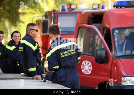 Les pompiers surveillent encore la situation après le grand incendie qui a éclaté il y a deux jours à Rassina , en Croatie, sur 15 juillet 2022.trois incendies en Dalmatie ont éclaté mercredi 13 juillet 2022 - deux dans le comté de Sibenik-Knin et un dans le comté de Zadar. De nombreuses sections locales ont été évacuées et plus de 300 pompiers et 50 membres de l'armée ont déclenché un incendie de forêt avec le soutien de trois avions de lutte contre les incendies de Canadair et de deux tracteurs aériens. La situation est plus calme aujourd'hui et l'incendie ne se répand plus hors de contrôle. Crédit : Agence photo et vidéo Pixsell/Alamy Live News Banque D'Images