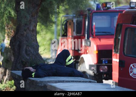 Les pompiers surveillent encore la situation après le grand incendie qui a éclaté il y a deux jours à Rassina , en Croatie, sur 15 juillet 2022.trois incendies en Dalmatie ont éclaté mercredi 13 juillet 2022 - deux dans le comté de Sibenik-Knin et un dans le comté de Zadar. De nombreuses sections locales ont été évacuées et plus de 300 pompiers et 50 membres de l'armée ont déclenché un incendie de forêt avec le soutien de trois avions de lutte contre les incendies de Canadair et de deux tracteurs aériens. La situation est plus calme aujourd'hui et l'incendie ne se répand plus hors de contrôle. Crédit : Agence photo et vidéo Pixsell/Alamy Live News Banque D'Images