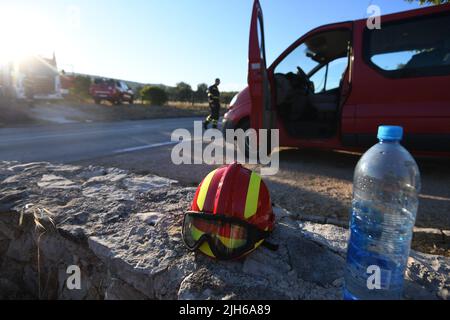 Les pompiers surveillent encore la situation après le grand incendie qui a éclaté il y a deux jours à Rassina , en Croatie, sur 15 juillet 2022.trois incendies en Dalmatie ont éclaté mercredi 13 juillet 2022 - deux dans le comté de Sibenik-Knin et un dans le comté de Zadar. De nombreuses sections locales ont été évacuées et plus de 300 pompiers et 50 membres de l'armée ont déclenché un incendie de forêt avec le soutien de trois avions de lutte contre les incendies de Canadair et de deux tracteurs aériens. La situation est plus calme aujourd'hui et l'incendie ne se répand plus hors de contrôle. Crédit : Agence photo et vidéo Pixsell/Alamy Live News Banque D'Images