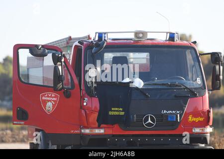 Les pompiers surveillent encore la situation après le grand incendie qui a éclaté il y a deux jours à Rassina , en Croatie, sur 15 juillet 2022.trois incendies en Dalmatie ont éclaté mercredi 13 juillet 2022 - deux dans le comté de Sibenik-Knin et un dans le comté de Zadar. De nombreuses sections locales ont été évacuées et plus de 300 pompiers et 50 membres de l'armée ont déclenché un incendie de forêt avec le soutien de trois avions de lutte contre les incendies de Canadair et de deux tracteurs aériens. La situation est plus calme aujourd'hui et l'incendie ne se répand plus hors de contrôle. Crédit : Agence photo et vidéo Pixsell/Alamy Live News Banque D'Images