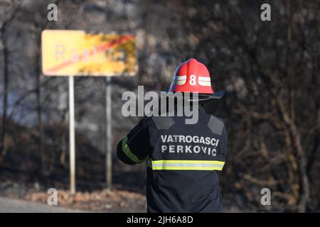 Les pompiers surveillent encore la situation après le grand incendie qui a éclaté il y a deux jours à Rassina , en Croatie, sur 15 juillet 2022.trois incendies en Dalmatie ont éclaté mercredi 13 juillet 2022 - deux dans le comté de Sibenik-Knin et un dans le comté de Zadar. De nombreuses sections locales ont été évacuées et plus de 300 pompiers et 50 membres de l'armée ont déclenché un incendie de forêt avec le soutien de trois avions de lutte contre les incendies de Canadair et de deux tracteurs aériens. La situation est plus calme aujourd'hui et l'incendie ne se répand plus hors de contrôle. Crédit : Agence photo et vidéo Pixsell/Alamy Live News Banque D'Images