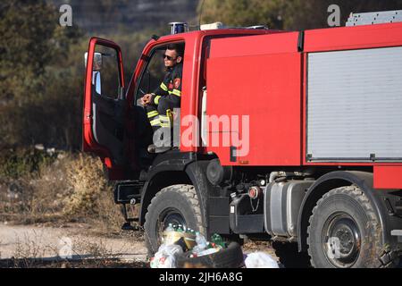 Les pompiers surveillent encore la situation après le grand incendie qui a éclaté il y a deux jours à Rassina , en Croatie, sur 15 juillet 2022.trois incendies en Dalmatie ont éclaté mercredi 13 juillet 2022 - deux dans le comté de Sibenik-Knin et un dans le comté de Zadar. De nombreuses sections locales ont été évacuées et plus de 300 pompiers et 50 membres de l'armée ont déclenché un incendie de forêt avec le soutien de trois avions de lutte contre les incendies de Canadair et de deux tracteurs aériens. La situation est plus calme aujourd'hui et l'incendie ne se répand plus hors de contrôle. Crédit : Agence photo et vidéo Pixsell/Alamy Live News Banque D'Images