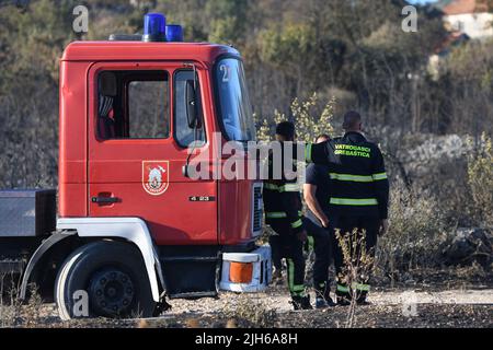 Les pompiers surveillent encore la situation après le grand incendie qui a éclaté il y a deux jours à Rassina , en Croatie, sur 15 juillet 2022.trois incendies en Dalmatie ont éclaté mercredi 13 juillet 2022 - deux dans le comté de Sibenik-Knin et un dans le comté de Zadar. De nombreuses sections locales ont été évacuées et plus de 300 pompiers et 50 membres de l'armée ont déclenché un incendie de forêt avec le soutien de trois avions de lutte contre les incendies de Canadair et de deux tracteurs aériens. La situation est plus calme aujourd'hui et l'incendie ne se répand plus hors de contrôle. Crédit : Agence photo et vidéo Pixsell/Alamy Live News Banque D'Images