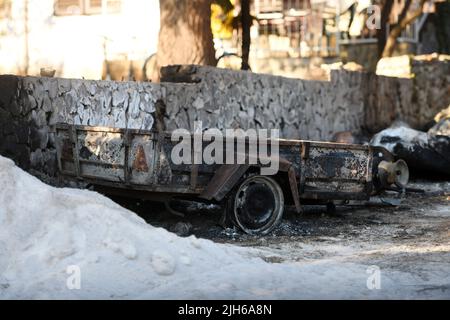 Un site d'enfouissement brûlé est vu après l'incendie qui a éclaté il y a deux jours dans le village de Raslina près de Vodice, en Croatie, sur 14 juillet 2022. Trois incendies en Dalmatie ont éclaté mercredi à 13 juillet 2022 - deux dans le comté de Sibenik-Knin et un dans le comté de Zadar. De nombreuses sections locales ont été évacuées et plus de 300 pompiers et 50 membres de l'armée ont déclenché un incendie de forêt avec le soutien de trois avions de lutte contre les incendies de Canadair et de deux tracteurs aériens. La situation est plus calme aujourd'hui et l'incendie ne se répand plus hors de contrôle. Crédit : Agence photo et vidéo Pixsell/Alamy Live News Banque D'Images