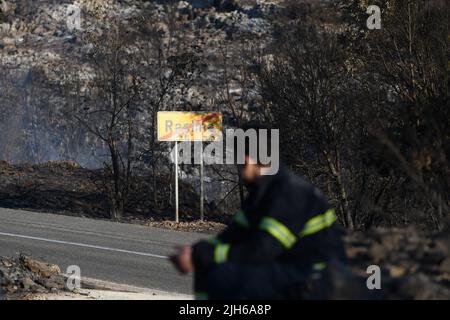 Les pompiers surveillent encore la situation après le grand incendie qui a éclaté il y a deux jours à Rassina , en Croatie, sur 15 juillet 2022.trois incendies en Dalmatie ont éclaté mercredi 13 juillet 2022 - deux dans le comté de Sibenik-Knin et un dans le comté de Zadar. De nombreuses sections locales ont été évacuées et plus de 300 pompiers et 50 membres de l'armée ont déclenché un incendie de forêt avec le soutien de trois avions de lutte contre les incendies de Canadair et de deux tracteurs aériens. La situation est plus calme aujourd'hui et l'incendie ne se répand plus hors de contrôle. Crédit : Agence photo et vidéo Pixsell/Alamy Live News Banque D'Images