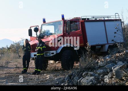 Les pompiers surveillent encore la situation après le grand incendie qui a éclaté il y a deux jours à Rassina , en Croatie, sur 15 juillet 2022.trois incendies en Dalmatie ont éclaté mercredi 13 juillet 2022 - deux dans le comté de Sibenik-Knin et un dans le comté de Zadar. De nombreuses sections locales ont été évacuées et plus de 300 pompiers et 50 membres de l'armée ont déclenché un incendie de forêt avec le soutien de trois avions de lutte contre les incendies de Canadair et de deux tracteurs aériens. La situation est plus calme aujourd'hui et l'incendie ne se répand plus hors de contrôle. Crédit : Agence photo et vidéo Pixsell/Alamy Live News Banque D'Images