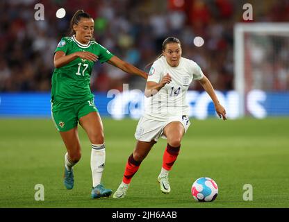 Southampton, Royaume-Uni, 15th juillet 2022. Laura Rafferty, d'Irlande du Nord, et Francesca Kirby, d'Angleterre, lors du match de l'UEFA Women's European Championship 2022 au stade St Mary's, à Southampton. Le crédit photo devrait se lire: David Klein / Sportimage crédit: Sportimage / Alay Live News Banque D'Images