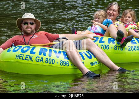 Famille profitant d'un voyage en tubing ensemble sur la rivière Chattahoochee à travers Helen, en Géorgie, dans les montagnes du nord-est de la Géorgie. (ÉTATS-UNIS) Banque D'Images