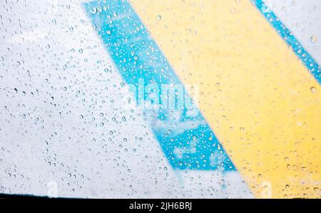 Gouttes d'eau sur la fenêtre sur fond de verre, gros plan des gouttelettes d'eau sur le verre en un jour pluvieux, Macro des gouttes d'eau sur les fenêtres Banque D'Images