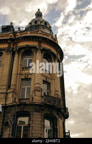 Vue de dessus d'une ancienne architecture européenne avec dôme au centre-ville situé à Lodz, Pologne contre un ciel spectaculaire Banque D'Images