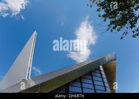 St. Andreas, église catholique, architecture moderne, architecte Wilfried Beck-Erlang, tour de cerises, Croix, édifice sacré, ciel bleu, Orschel-Hagen Banque D'Images