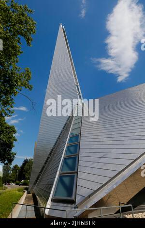 St. Andreas, église catholique, architecture moderne, architecte Wilfried Beck-Erlang, tour de cerises, Croix, édifice sacré, ciel bleu, Orschel-Hagen Banque D'Images