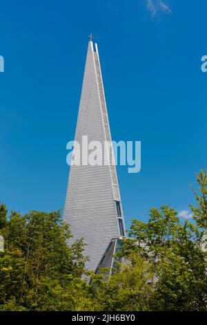 St. Andreas, église catholique, architecture moderne, architecte Wilfried Beck-Erlang, tour de cerises, Croix, édifice sacré, ciel bleu, Orschel-Hagen Banque D'Images