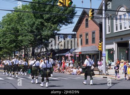 Petite ville USA Street scène traditionnelle de vacances du jour du souvenir. Darien Connecticut. Banque D'Images