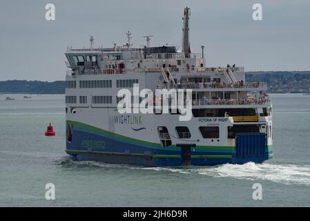 The Solent, Portsmouth, Angleterre, Royaume-Uni. 2022. Ferry hybride de Roro à énergie allant de Portsmouth à l'île de Wight Banque D'Images