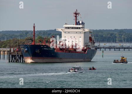 Gosport, Hampshire, Angleterre, Royaume-Uni. 2022. Navire-citerne déchargeant des marchandises sur le site de stockage en vrac maritime de Gosport, dans le port de Portsmouth, au Royaume-Uni Banque D'Images