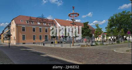 Place du marché avec maypole et hôtel de ville à Teltow, district de Potsdam-Mittelmark, état de Brandebourg, Allemagne Banque D'Images