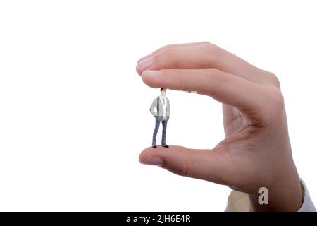 Figurine modèle hommes à la main sur un fond blanc Banque D'Images