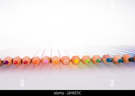 Crayons de couleur de différentes couleurs sur un fond blanc Banque D'Images