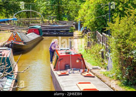 Canal en activité restauré des bateaux étroits sur le canal Trent et Mersey à Malkins Bank Canal Services Cheshire Banque D'Images