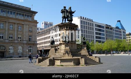 Le monument Johannes Gutenberg, inauguré en 1858, mémorial et fontaine sur le Rossmarkt, Francfort, Allemagne Banque D'Images