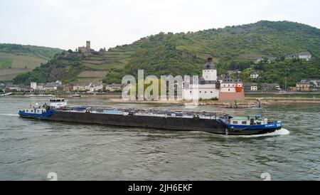 Motor Tanker, EILTANK 4, passant le long du Rhin, château de Pfalzgrafenstein, sur l'île de Falkenau, en arrière-plan, Kaub, Allemagne Banque D'Images